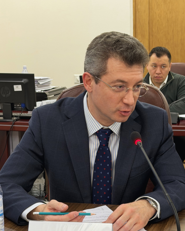 White and Red Modern Professional Finance News Instagram Post (Публикация в Instagram (45)) (1)