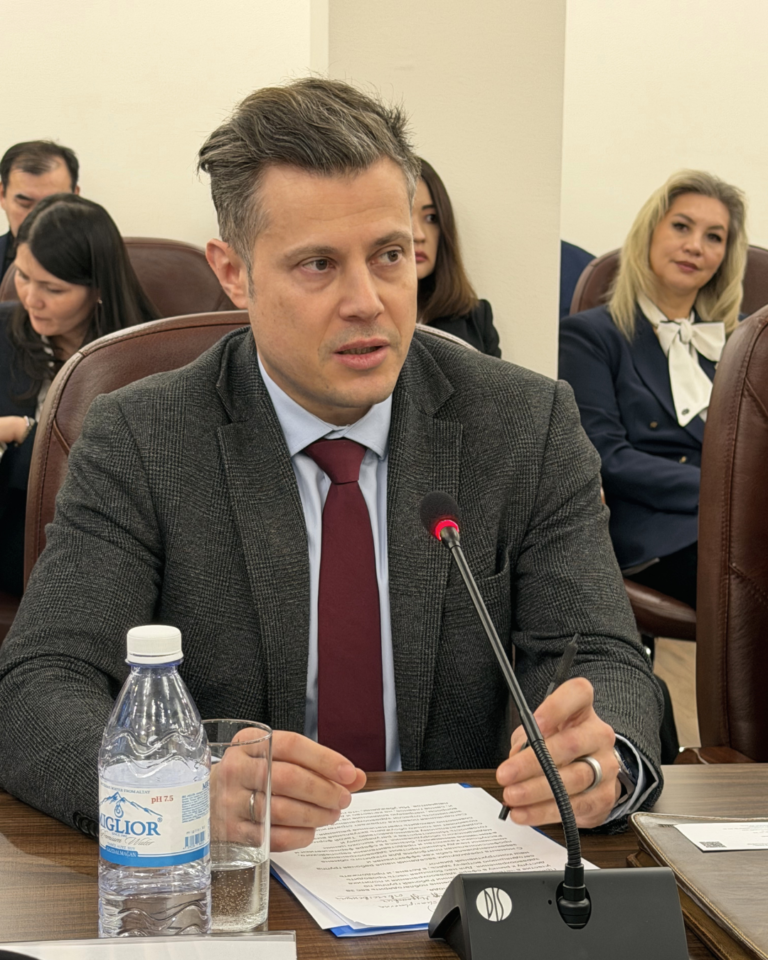 White and Red Modern Professional Finance News Instagram Post (Публикация в Instagram (45)) (3)