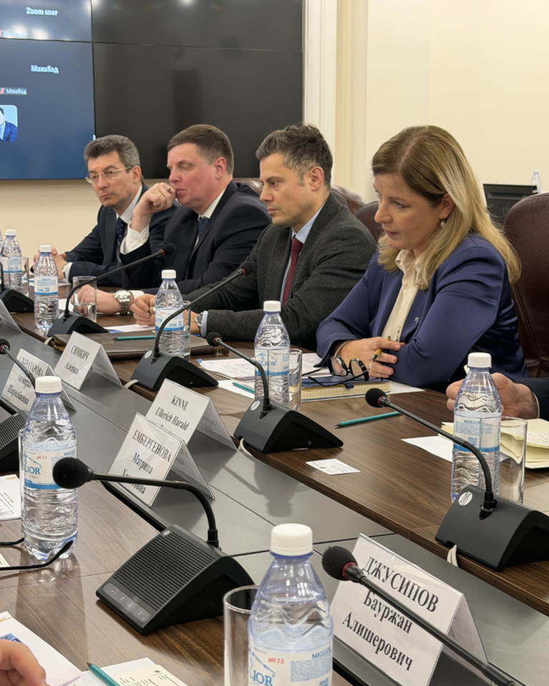 White and Red Modern Professional Finance News Instagram Post (Публикация в Instagram (45)) (4)