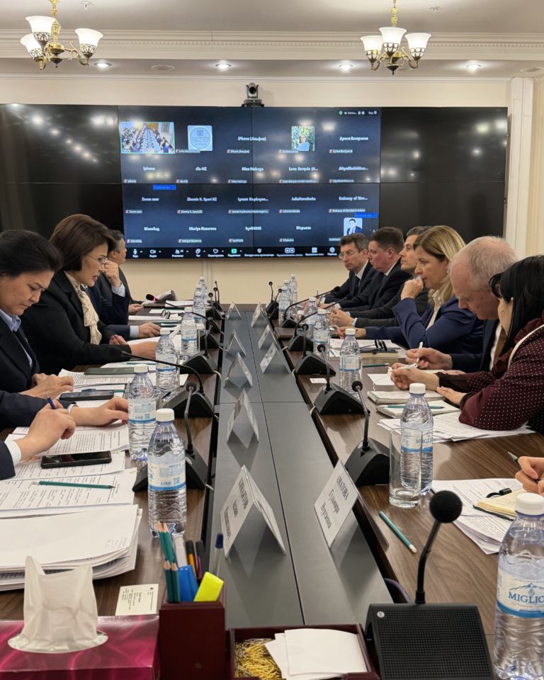 White and Red Modern Professional Finance News Instagram Post (Публикация в Instagram (45)) (5)